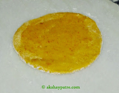 applied ghee on small thepla for pumpkin thepla recipe