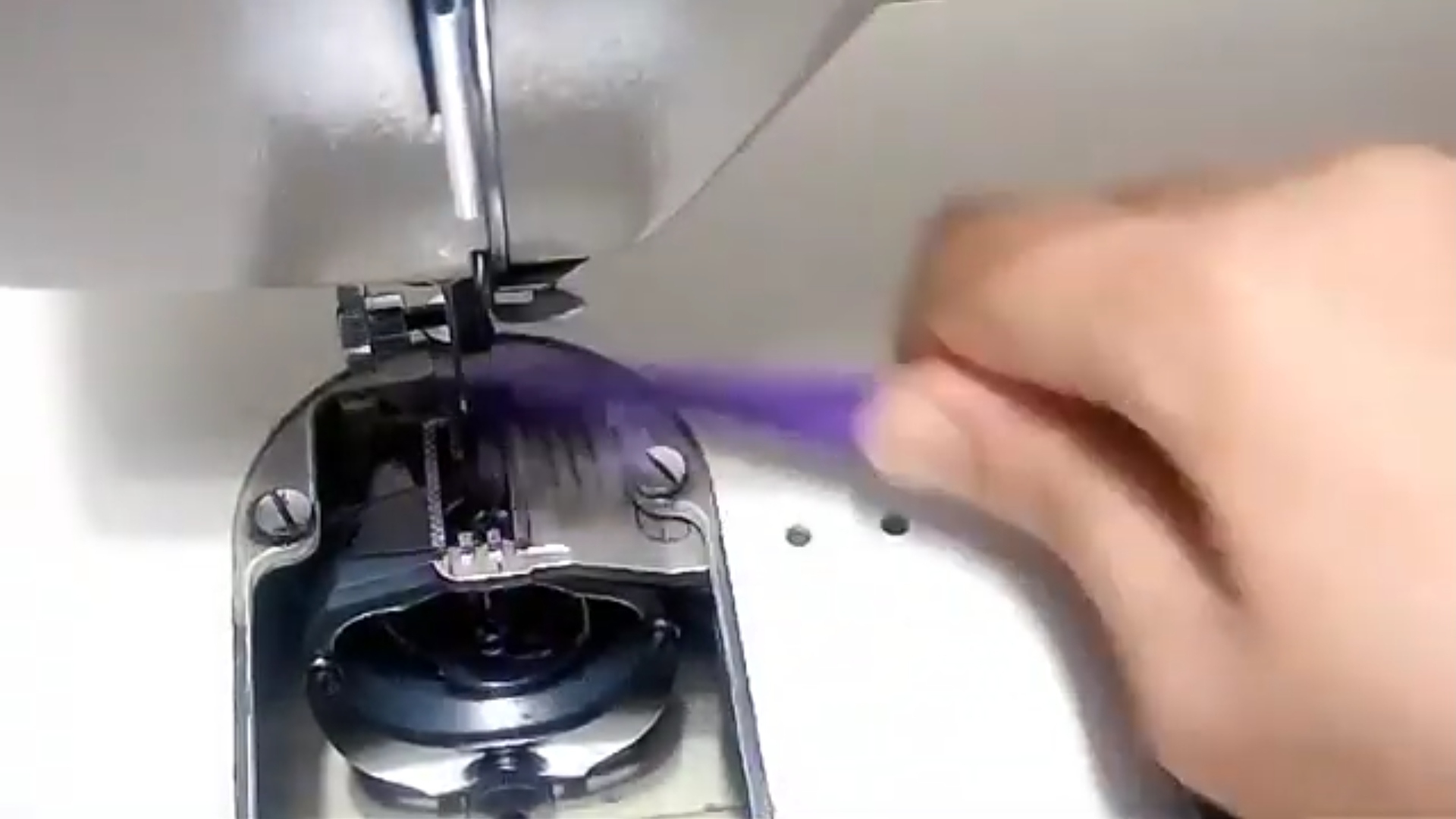 كيفية تنظيف وتزييت ماكينة الخياطة