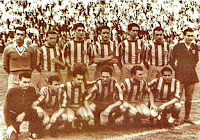 VALENCIA C. F. - Valencia, España - Temporada 1955-56 - Timor, Mangriñán, Quincoces, Puchades, Sendra, Pasieguito y Goyo; Mañó, G. Heraldo, Wilkes, Kubala y Seguí - VALENCIA C. F. 4 (Seguí, Wilkes y Kubala 2) GLASGOW RANGERS 1 (Nickerboard) - 03/06/1956 - Partido amistoso - Valencia, estadio de Mestalla - El Valencia jugó reforzado por Kubala