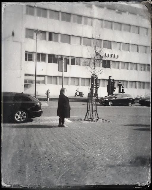 Wachtende vrouw voor politiebureau, Arnhem, maart 2018. Hipstamatic: Smith + D-Type Plate. Foto: Robert van der Kroft
