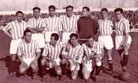 BETIS BALOMPIÉ - Sevilla, España - Temporada 1934-35 - Larrinoa, Adolfo, Gómez, Unamuno, Urquiaga, Lecue y Areso; Saro, Peral, Timimi y Aedo - SEVILLA F. C. 0, BETIS BALOMPIÉ 3 (Lecue 2 y Adolfo) - 03/02/1935 - Liga de 1ª División, jornada 10 - Sevilla, estadio de Nervión - El Betis fue CAMPEÓN DE LIGA por única vez en su historia, con Patrick O'Connell de entrenador