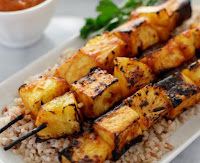 Espetinhos de Tofu e Abacaxi com Molho Picante de Manga (vegana)