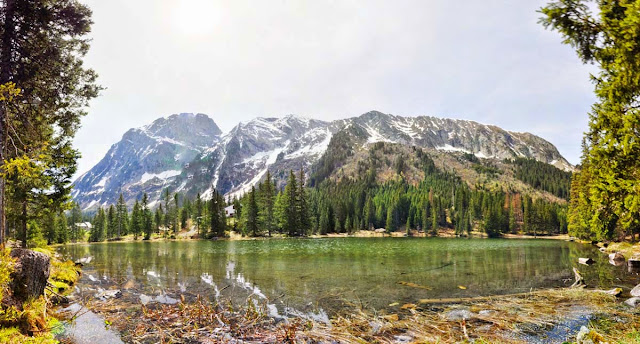 Lac du Poursollet au pied du Taillefer