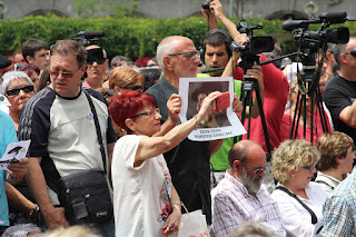 Miles de personas participan en el homenaje póstumo a Periko Solabarria