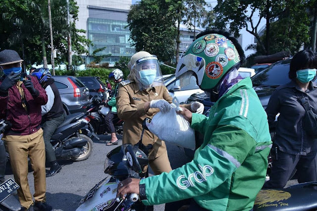 Wakil Walikota Palembang Bagikan Masker dan Sembako Pada Masyarakat