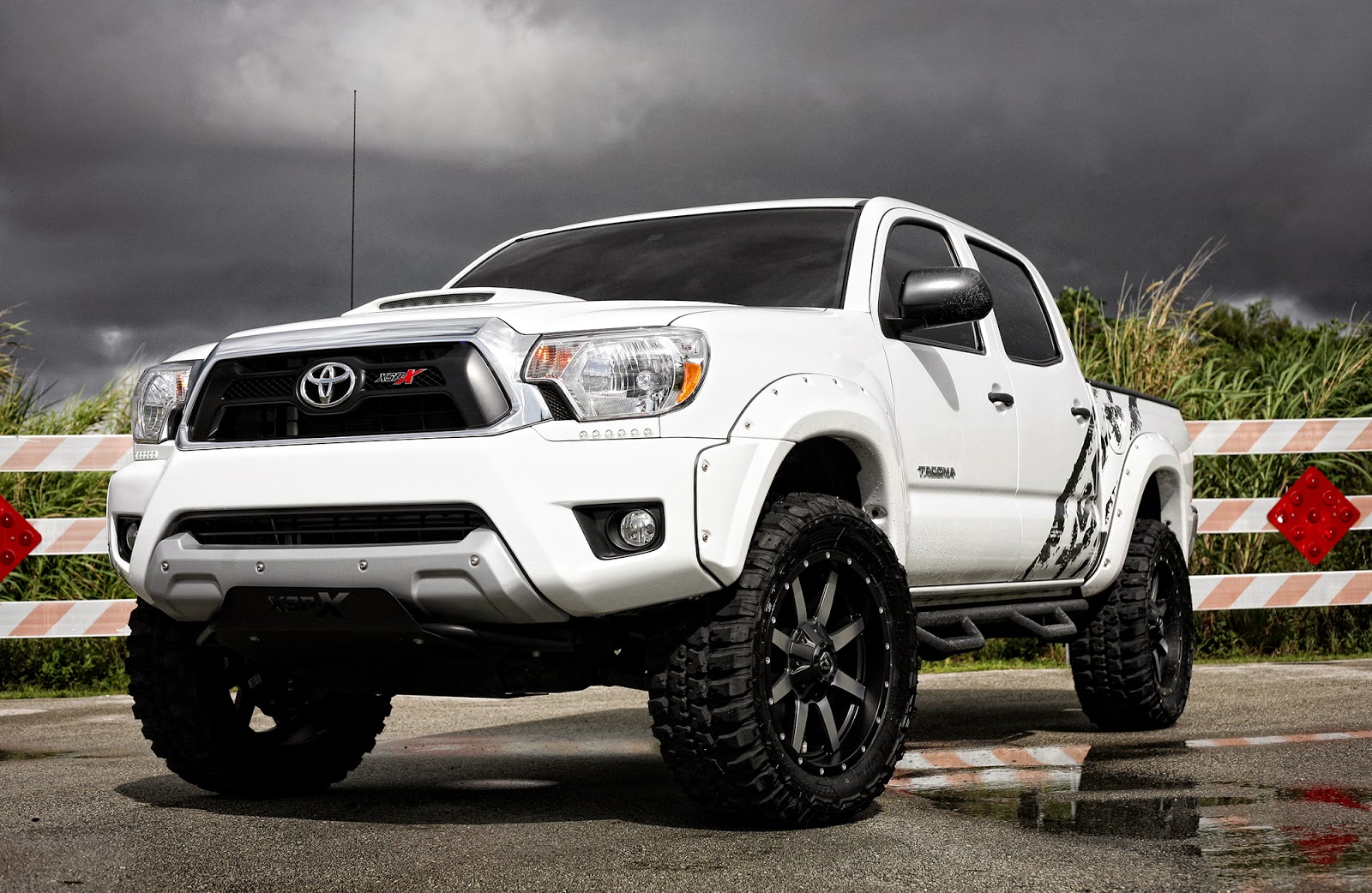 Customized Toyota Tacoma XPS-X lift kit, 20" Fuel Offroad wheels, and ...