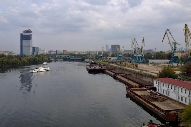вид с Шелепихинского моста, Москва-река, Западный речной порт, Опытно-экспериментальный завод железобетонных конструкций «Подводречстрой»