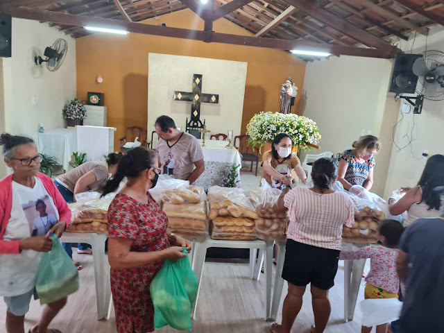 Fé e tradição em Caraúbas no dia de Santo Antônio com entrega de pães para a comunidade