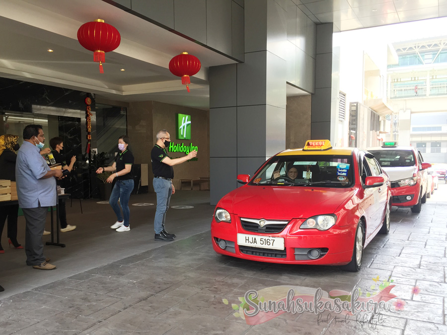 Holiday Inn JBCC Santuni 50 Pemandu E-Hailing dan Teksi dengan Kempen "Smiles for Miles"