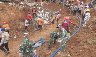 Prajurit Yonzipur 3/YW Sisir Area Longsor di Cugenang Cianjur