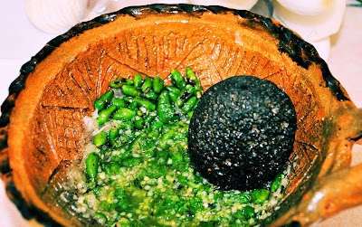 Salsa de chiltepín verde con ajo en molcajete de barro