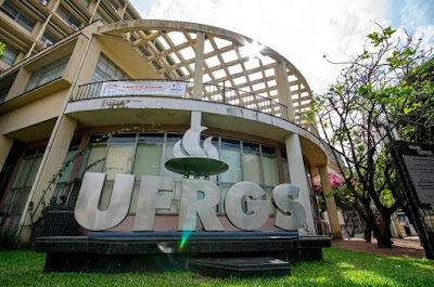 A foto mostra a entrada da UFGRS/Universidade Federal do Rio grande do Sul/Pública.