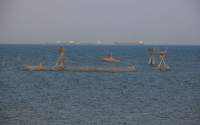 Затриманих біля Криму українських моряків утримують як заручників - адвокат