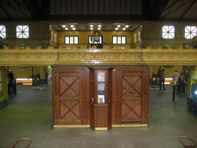 Interior de la parada de Wittenbergplatz