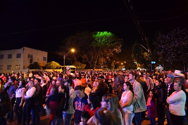 Grande show na inauguração da Móveis Oeste em Roncador 