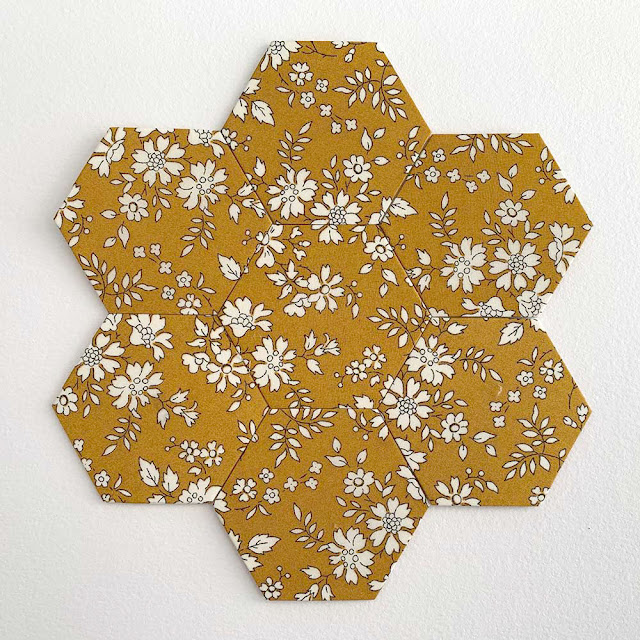 Patchwork - Hexagon/sekskant i Liberty Capel Mustard 