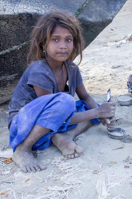 Una hermosa niña pobre en un entorno devastado.