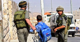 Criança palestina é presa indo para a escola