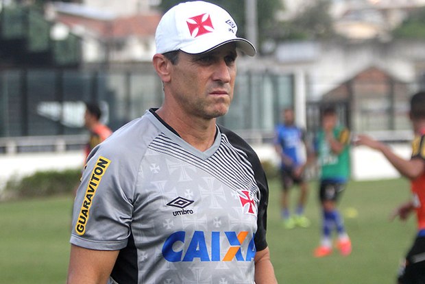 Vasco tem que vencer para não depender de ajuda do rival tricolor