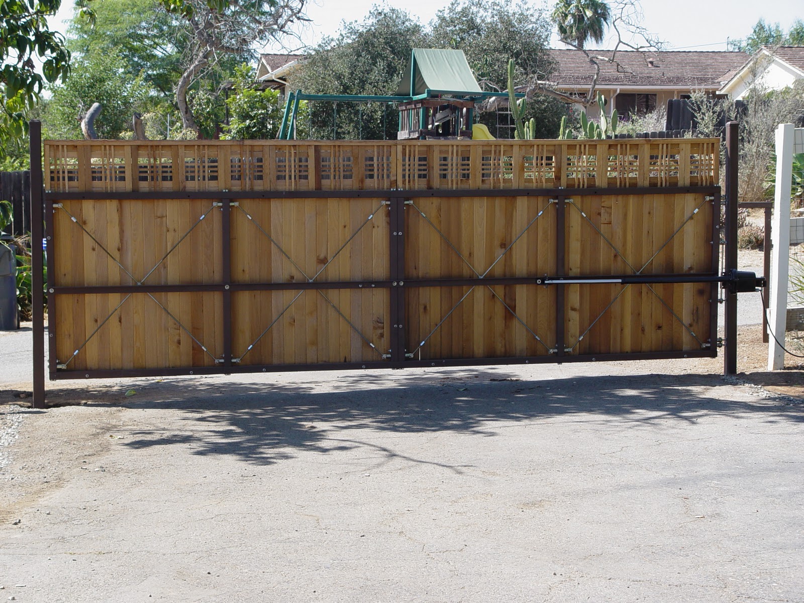 ROLLING GATE KITS: A TUDOR STYLE ROLLING GATE - ITS ...