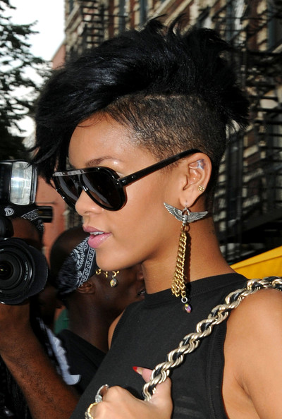 rihanna short hair 2009. rihanna haircut. Rihanna