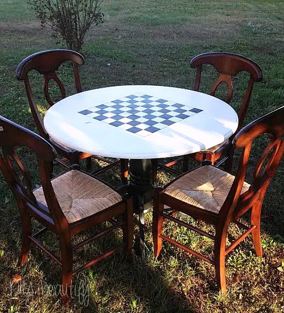 Painted checkerboard table set at www.diybeautify.com