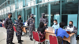    Danpuspenerbal Tinjau Pelaksanaan Serbuan Vaksinasi di Terminal Bandara T1 Juanda 