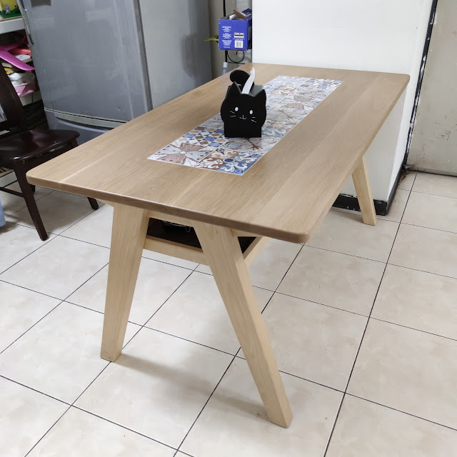 崁瓷磚的橡木桌