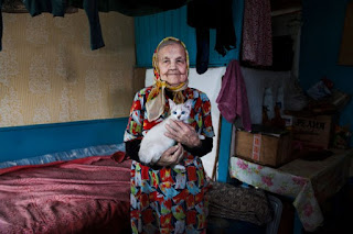 seorang nenek rusia karelia menggendong kucing