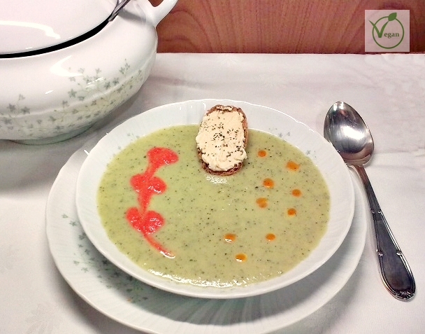 Crema de calabacin con tostada de humus.