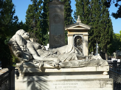 Escultura funeraria en el Primer Cementerio de Atenas