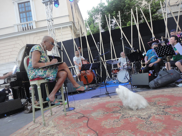 Prima del concerto con il cagnolino