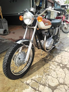 Menjoealkeun seonggok BSA 650cc twin/thunderbolt th 71 orisinil...