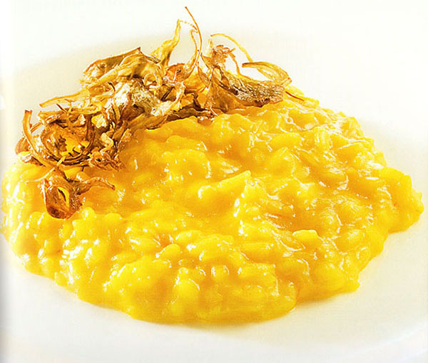 Piatto di risotto allo zafferano