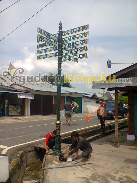 tiang penunjuk arah jalan