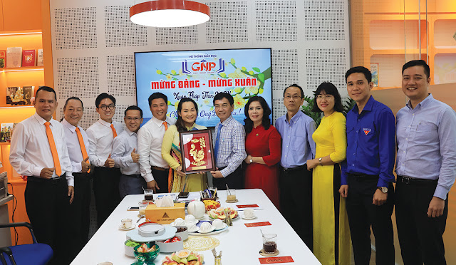 Đồng chí Nguyễn Văn Cảnh thăm hỏi tại Công ty cổ phần giáo dục GNP. (Ảnh: MD)