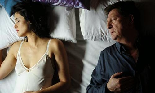 Felipe y Luz, en la cama.