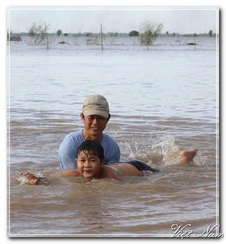 chum-anh-dan-mien-tay-kiem-song-trong-lu-som-1