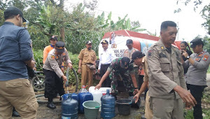 Gelar Baksos Polres Probolinggo Distribusikan Air Bersih Untuk Warga di Lumbang