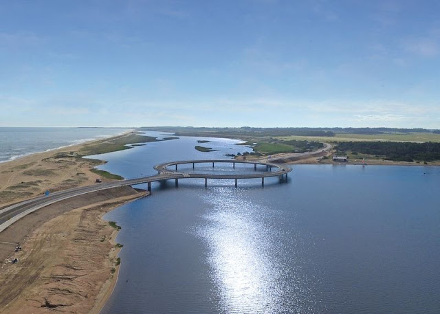 Jembatan Circular Laguna Garzon di Uruguay