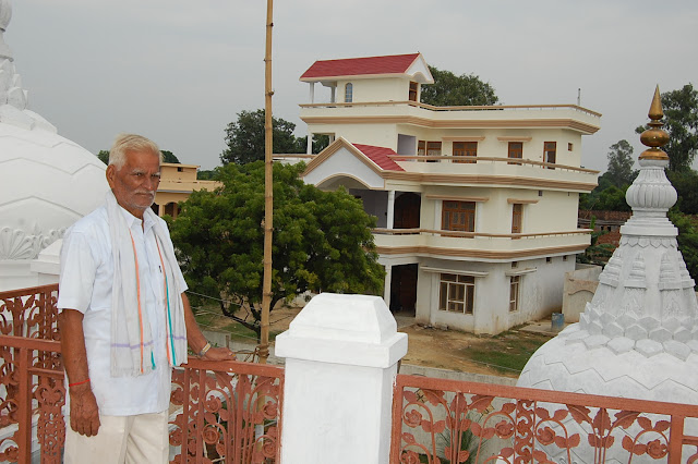 father with home of chandipur pratapgarh
