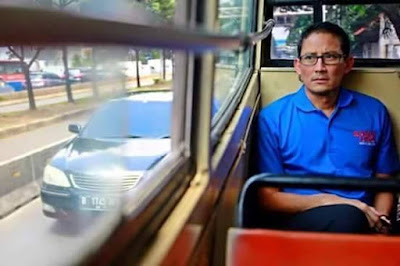 Sandiaga Uno Naik Metro Mini