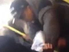 Un joven golpea a una mujer por racista 