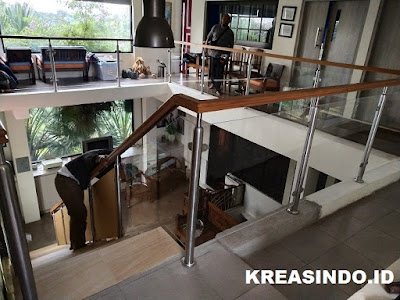 Railing Balkon Stainless Kombinasi Akrilik pemasangan Di Perumahan Villa Permata Santi Cinere