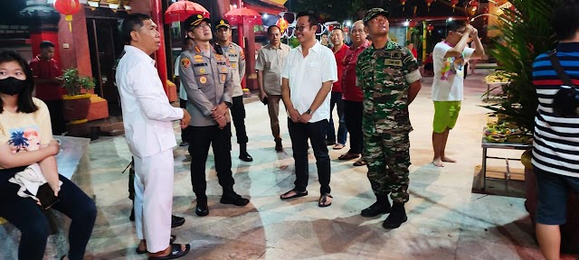 Kapolsek Kuta Dampingi Kapolresta Denpasar Pemantauan Persembahyangan Sambut Tahun Baru Imlek Vihara Dharmayana