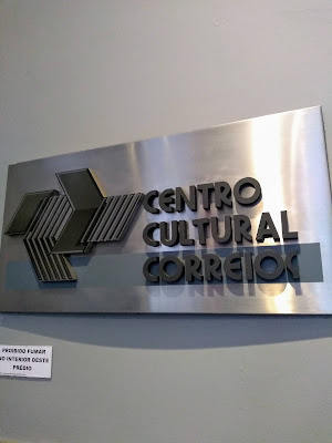 Placa em metal escrita Centro Cultural Correios