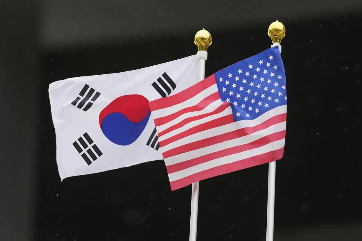 Banderas de EEUU y Corea del Sur