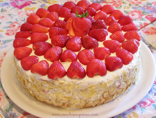 Bolo de morango e creme chantily