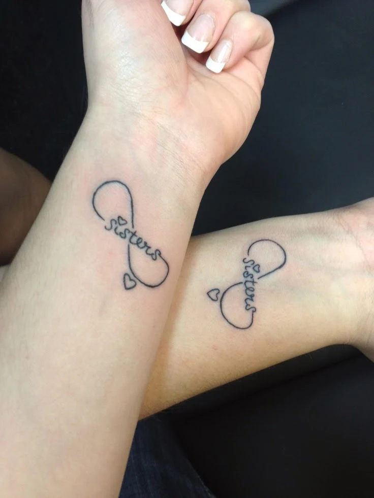 Dos tatuajes de amigas a juego