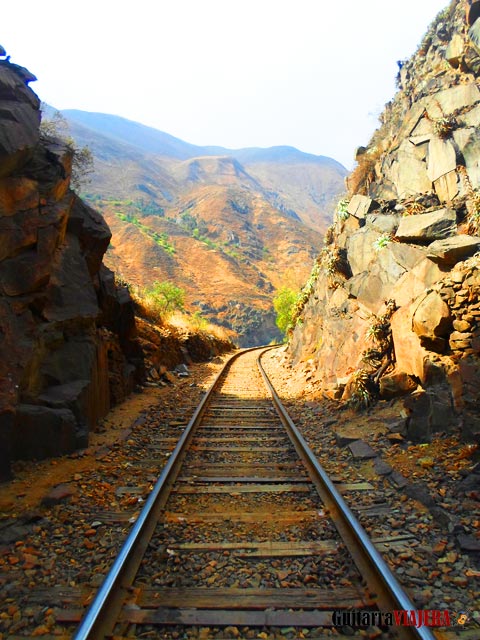 Líneas del tren - Catarata Challape